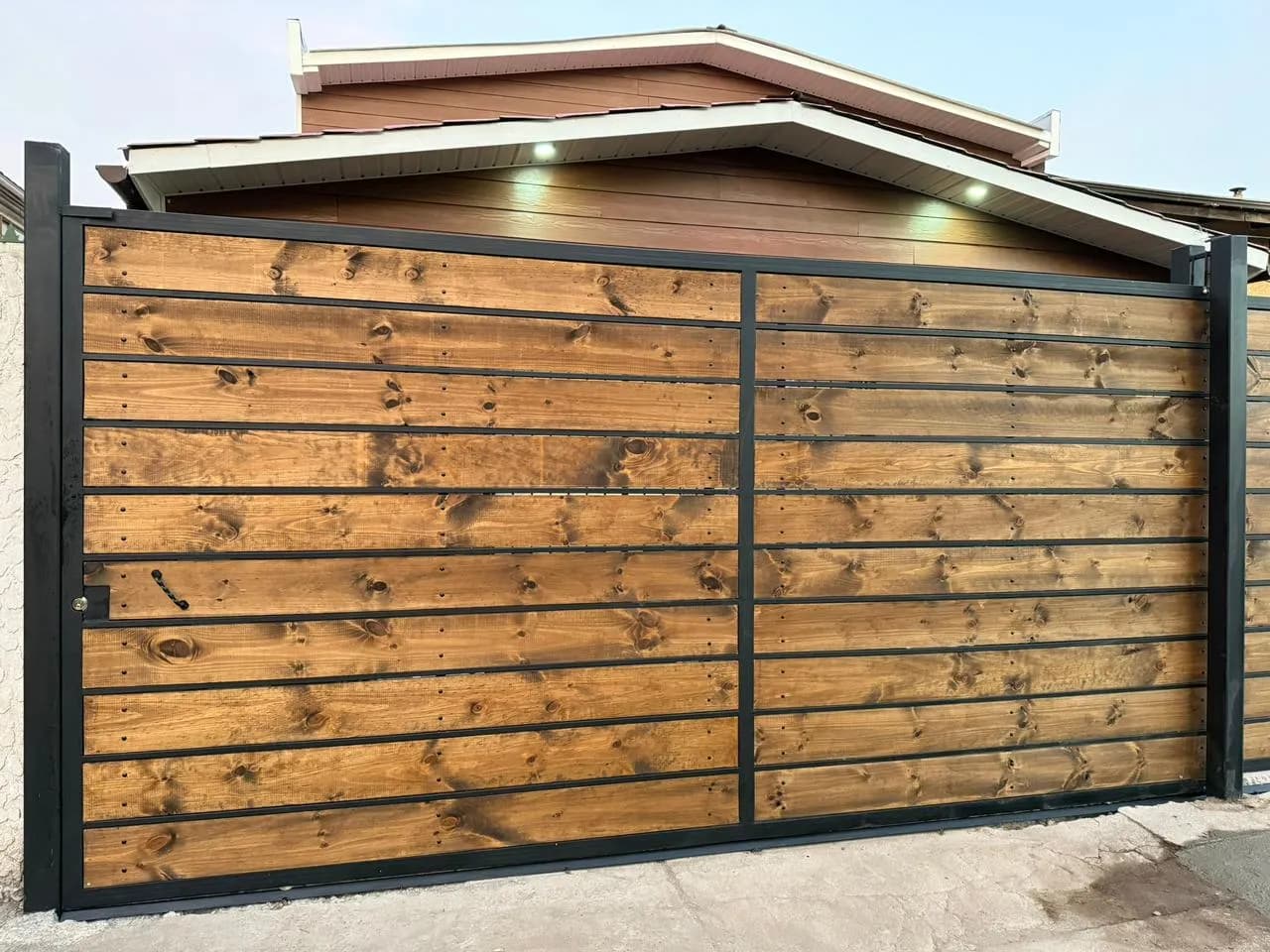 Cierre Automático en Madera y Metal